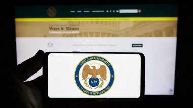 Stuttgart, Almanya - 09-27-2023: İnternet sitesi önünde ABD Meclisi 'nin Yöntemler ve Araçlar Komitesi' nin mührünü taşıyan kişi. Telefon ekranına odaklan.