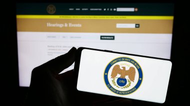 Stuttgart, Almanya - 09-27-2023: ABD Meclisi 'nin Yöntemler ve Araçlar Komitesi' nin mührünü taşıyan cep telefonu web sayfasının önünde duruyor. Telefon ekranına odaklan.