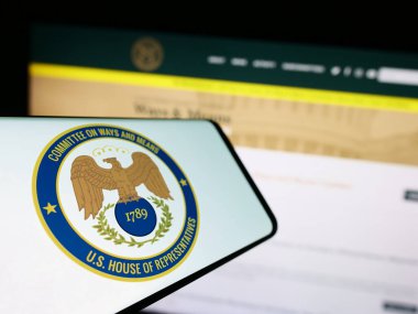 Stuttgart, Almanya - 09-27-2023: İnternet sitesi önünde ABD Ev Yolları ve Araçlar Komitesi mührü bulunan cep telefonu. Telefon ekranının merkezine odaklan.