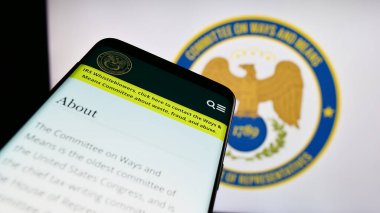 Stuttgart, Almanya - 09-27-2023: ABD Meclisi 'nin Yöntemler ve Araçlar Komitesi' nin internet sitesiyle birlikte mühür önünde cep telefonu. Telefon ekranının sol üst kısmına odaklan.