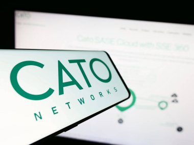 Stuttgart, Almanya - 09-27-2023: İsrailli ağ güvenlik şirketi Cato Networks Ltd. 'nin logolu akıllı telefon. Telefon ekranının merkez soluna odaklan.