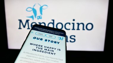 Stuttgart, Almanya - 09-27-2023: İş logosu önünde ABD 'nin hızlı gelişigüzel restoran zinciri Mendocino Farms' ın yer aldığı cep telefonu. Telefon ekranının sol üst kısmına odaklan.