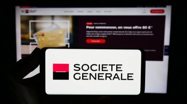 Stuttgart, Almanya - 09-28-2023: Fransız finans hizmetleri şirketi Societe Generale S.A. 'nın logosuna sahip akıllı telefon sahibi kişi web sitesi önünde. Telefon ekranına odaklan.