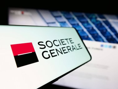 Stuttgart, Almanya - 09-28-2023: İnternet sitesi önünde Fransız finans hizmetleri şirketi Societe Generale SA 'nın logosuna sahip akıllı telefon. Telefon ekranının merkez soluna odaklan.