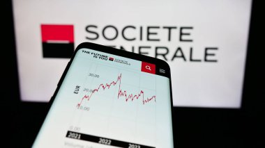 Stuttgart, Almanya - 09-28-2023: Fransız finans hizmetleri şirketi Societe Generale S.A. 'nın web sitesiyle birlikte logo önünde cep telefonu. Telefon ekranının sol üst kısmına odaklan.