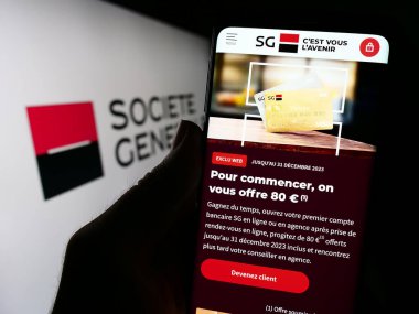 Stuttgart, Almanya - 09-28-2023: Fransız finans hizmetleri şirketi Societe Generale S.A. 'nın logolu web sayfası ile cep telefonu tutan kişi. Telefon ekranının merkezine odaklan.