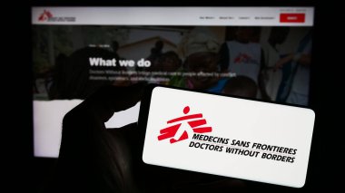 Stuttgart, Almanya - 10-06-2023: Sınır Tanımayan Doktorlar adlı yardım kuruluşunun logosunun bulunduğu cep telefonu web sayfasının önünde duruyor. Telefon ekranına odaklan.