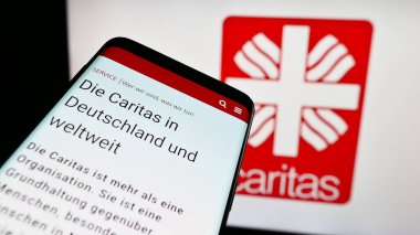 Stuttgart, Almanya - 10-08-2023: Alman örgütü Deutscher Caritasverband web sitesi ile cep telefonu. Logonun önünde. Telefon ekranının sol üst kısmına odaklan.