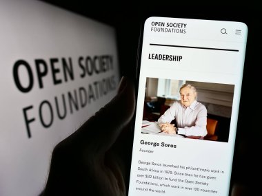 Stuttgart, Almanya - 10-09-2023: Logo önünde Açık Toplum Vakfı (OSF) web sitesi sahibi kişi. Telefon ekranının merkezine odaklan.