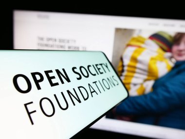 Stuttgart, Almanya - 10-09-2023: İnternet sitesi önünde Açık Toplum Vakfı (OSF) logosu bulunan cep telefonu. Telefon ekranının merkez soluna odaklan.