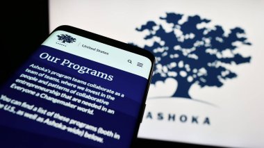 Stuttgart, Almanya - 10-09-2023: Logo önünde sosyal girişimcilik örgütü Ashoka 'nın web sitesi ile cep telefonu. Telefon ekranının sol üst kısmına odaklan.