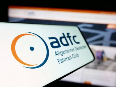 Stuttgart, Almanya - 10-10-2023: Allgemeiner Deutscher Fahrrad-Club E.V. logosu olan cep telefonu Web sitesinin önünde (ADFC). Telefon ekranının soluna odaklan.