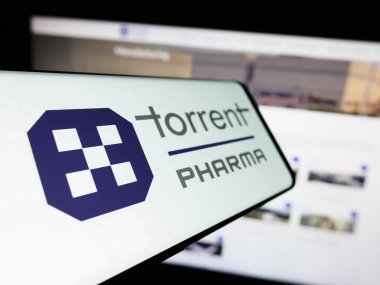 Stuttgart, Almanya - 10-11-2023: Hint firması Torrent Pharmaceuticals Limited 'in logosuna sahip akıllı telefon şirket web sitesi önünde. Telefon ekranının merkez soluna odaklan.