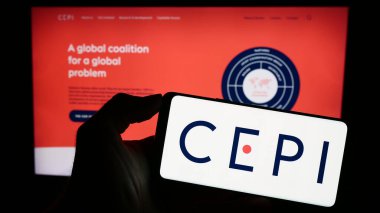 Stuttgart, Almanya - 10-11-2023: İnternet sayfası önünde Salgın Hazırlık Yenilikleri Koalisyonu (CEPI) logosu bulunan cep telefonu sahibi kişi. Telefon ekranına odaklan.