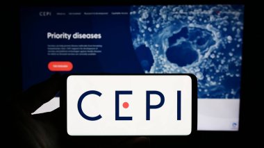Stuttgart, Almanya - 10-11-2023: İnternet sitesi önünde Salgın Hazırlık Yenilikleri Koalisyonu (CEPI) logosu bulunan kişi. Telefon ekranına odaklan.