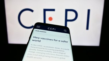Stuttgart, Almanya - 10-11-2023: Logo önünde Salgın Hazırlık Yenilikleri Koalisyonu (CEPI) web sitesi bulunan cep telefonu. Telefon ekranının sol üst kısmına odaklan.