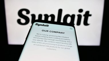 Stuttgart, Almanya - 10-13-2023: Yeni Zelanda beslenme şirketi Synlait Milk Limited 'in web sayfalı akıllı telefon logosu. Telefon ekranının sol üst kısmına odaklan.