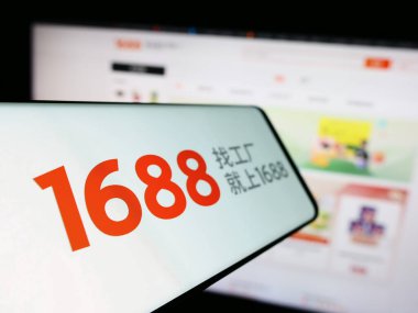 Stuttgart, Almanya - 10-13-2023: Ticari web sitesi önünde Çince çevrimiçi dükkan 1688.com (Alibaba) logosu olan akıllı telefon. Telefon ekranının soluna odaklan.