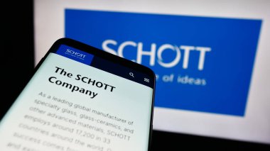 Stuttgart, Almanya - 10-13-2023: Alman cam imalat şirketi Schott AG 'nin web sitesi ile birlikte iş logosu önünde cep telefonu. Telefon ekranının sol üst kısmına odaklan.
