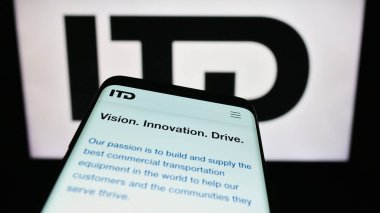 Stuttgart, Almanya - 10-16-2023: Kanadalı karavan şirketi ITD Industries Inc. 'in web sayfası ile birlikte iş logosu önünde cep telefonu. Telefon ekranının sol üst kısmına odaklan.