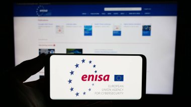 Stuttgart, Almanya - 10-16-2023: İnternet sitesi önünde Avrupa Birliği Siber Güvenlik Ajansı 'nın (ENISA) logosuna sahip kişi. Telefon ekranına odaklan.