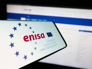 Stuttgart, Almanya - 10-16-2023: İnternet sitesi önünde Avrupa Birliği Siber Güvenlik Ajansı (ENISA) logosu bulunan cep telefonu. Telefon ekranının merkez soluna odaklan.