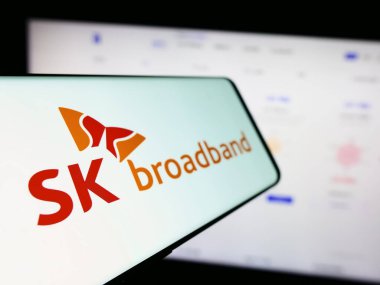 Stuttgart, Almanya - 10-16-2023: Koreli telekomünikasyon şirketi SK Broadband Inc. 'in logosuna sahip cep telefonu. Telefon ekranının soluna odaklan.
