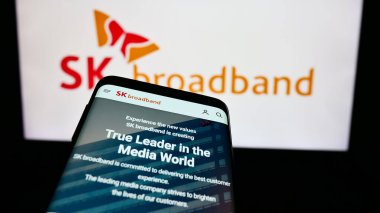 Stuttgart, Almanya - 10-16-2023: İş logosu önünde Koreli telekomünikasyon şirketi SK Broadband Inc. 'in web sitesi ile akıllı telefon. Telefon ekranının sol üst kısmına odaklan.