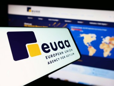 Stuttgart, Almanya - 10-17-2023: İnternet sitesi önünde Avrupa Birliği Sığınma Dairesi (EUAA) logosu bulunan akıllı telefon. Telefon ekranının merkez soluna odaklan.
