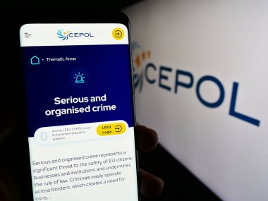 Stuttgart, Almanya - 10-17-2023: Avrupa Birliği Hukuk Uygulama Eğitimi Dairesi 'nin (CEPOL) logolu web sayfası ile cep telefonu tutan kişi. Telefon ekranının merkezine odaklan.