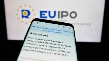 Stuttgart, Almanya - 10-17-2023: Logo önünde Avrupa Birliği Fikri Mülkiyet Dairesi (EUIPO) web sitesi bulunan akıllı telefon. Telefon ekranının sol üst kısmına odaklan.