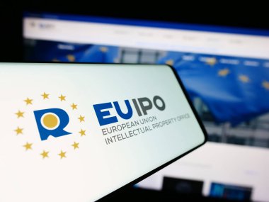 Stuttgart, Almanya - 10-17-2023: İnternet sitesi önünde Avrupa Birliği Fikri Mülkiyet Dairesi (EUIPO) logosu bulunan cep telefonu. Telefon ekranının merkez soluna odaklan.