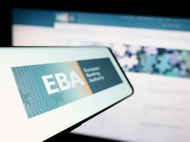 Stuttgart, Almanya - 10-20-2023: İnternet sitesi önünde üzerinde Avrupa Bankacılık Dairesi (EBA) logosu bulunan cep telefonu. Telefon ekranının soluna odaklan.