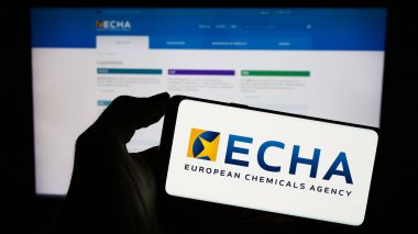 Stuttgart, Almanya - 10-20-2023: İnternet sayfası önünde AB enstitüsü Avrupa Kimya Ajansı 'nın (ECHA) logosuyla cep telefonu tutan kişi. Telefon ekranına odaklan.