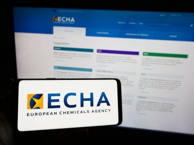 Stuttgart, Almanya - 10-20-2023: İnternet sayfası önünde AB enstitüsü Avrupa Kimya Ajansı (ECHA) logosu bulunan cep telefonu sahibi kişi. Telefon ekranına odaklan.