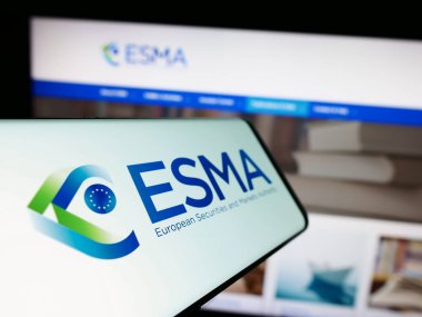 Stuttgart, Almanya - 10-20-2023: İnternet sitesi önünde Avrupa Menkul Kıymetler ve Piyasalar Dairesi (ESMA) logosu bulunan cep telefonu. Telefon ekranının merkez soluna odaklan.