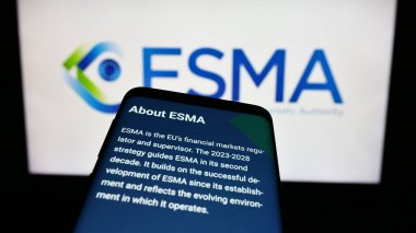 Stuttgart, Almanya - 10-20-2023: Logo önünde Avrupa Menkul Kıymetler ve Piyasalar Dairesi (ESMA) web sitesi bulunan akıllı telefon. Telefon ekranının sol üst kısmına odaklan.
