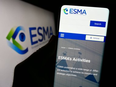 Stuttgart, Almanya - 10-20-2023: Logo önünde Avrupa Menkul Kıymetler ve Piyasalar Dairesi (ESMA) web sayfası bulunan cep telefonu sahibi. Telefon ekranının merkezine odaklan.