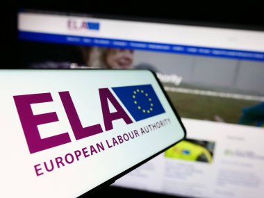Stuttgart, Almanya - 10-20-2023: İnternet sitesi önünde AB kurumu Avrupa İş Otoritesi (ELA) logosu bulunan cep telefonu. Telefon ekranının merkez soluna odaklan.