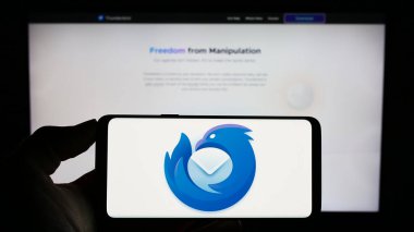 Stuttgart, Almanya - 10-25-2023: İnternet sitesi önünde açık kaynaklı e-posta istemcisi Mozilla Thunderbird 'ün logosuna sahip kişi. Telefon ekranına odaklan.