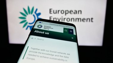 Stuttgart, Almanya - 10-25-2023: Logo önünde AB kurumunun Avrupa Çevre Ajansı (AÇA) web sitesi bulunan cep telefonu. Telefon ekranının sol üst kısmına odaklan.