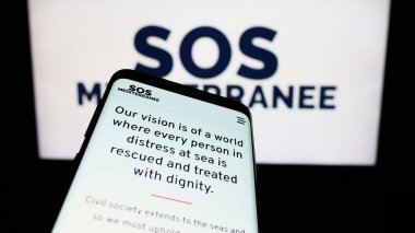 Stuttgart, Almanya - 10-27-2023: Logo önünde Fransız deniz kurtarma örgütü SOS Mediterranee 'nin web sitesine sahip akıllı telefon. Telefon ekranının sol üst kısmına odaklan.