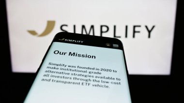 Stuttgart, Almanya - 10-28-2023: İş logosu önünde ABD 'li yatırım şirketi Basitleştirme Şirketi' nin web sitesiyle cep telefonu. Telefon ekranının sol üst kısmına odaklan.