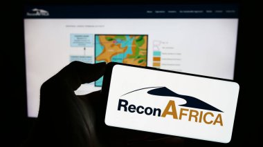 Stuttgart, Almanya - 10-28-2023: Reconnaissance Energy Africa Ltd. (Keşif Afrika) adlı şirketin logosunun bulunduğu cep telefonu web sayfası önünde. Telefon ekranına odaklan.