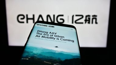 Stuttgart, Almanya - 10-28-2023: Çinli havacılık şirketi EHang Holding Limited 'in web sitesi ile akıllı telefon. Telefon ekranının sol üst kısmına odaklan.