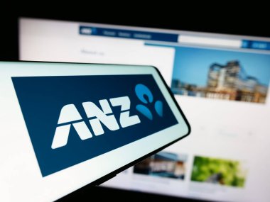 Stuttgart, Almanya - 10-28-2023: İnternet sitesi önünde Avustralya ve Yeni Zelanda Bankacılık Grubu Limited (ANZ) logolu akıllı telefon. Telefon ekranının merkez soluna odaklan.