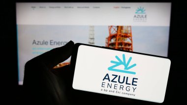 Stuttgart, Almanya - 10-28-2023: İnternet sitesinin önünde Angolan petrol şirketi Azule Energy 'nin logosunu taşıyan kişi. Telefon ekranına odaklan.