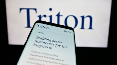 Stuttgart, Almanya - 10-28-2023: İş logosu önünde yatırım şirketi Triton Partners 'ın web sitesi bulunan cep telefonu. Telefon ekranının sol üst kısmına odaklan.