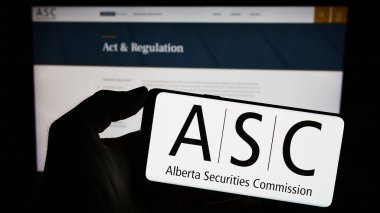 Stuttgart, Almanya - 10-29-2023: İnternet sitesi önünde Alberta Güvenlik Komisyonu (ASC) logosu olan akıllı telefon sahibi kişi. Telefon ekranına odaklan.