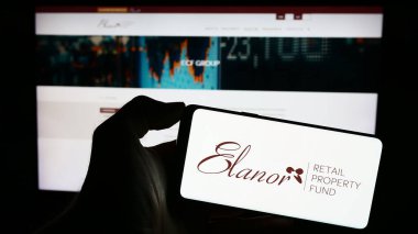 Stuttgart, Almanya - 10-29-2023: Avustralyalı şirket Elanor Commercial Property Fund 'un logosuyla cep telefonu sahibi kişi iş sayfası önünde. Telefon ekranına odaklan.